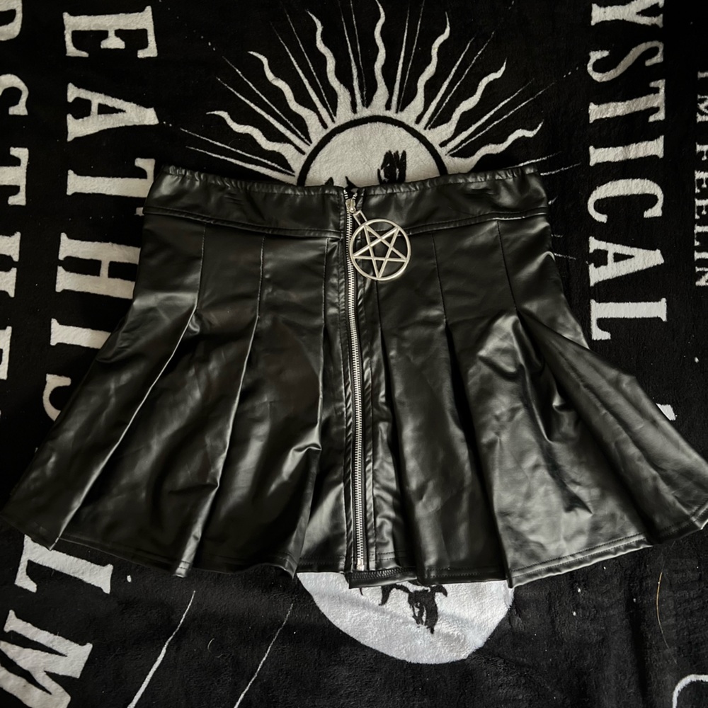 Faux Leather Pentagram Zipper Pleated Skirt